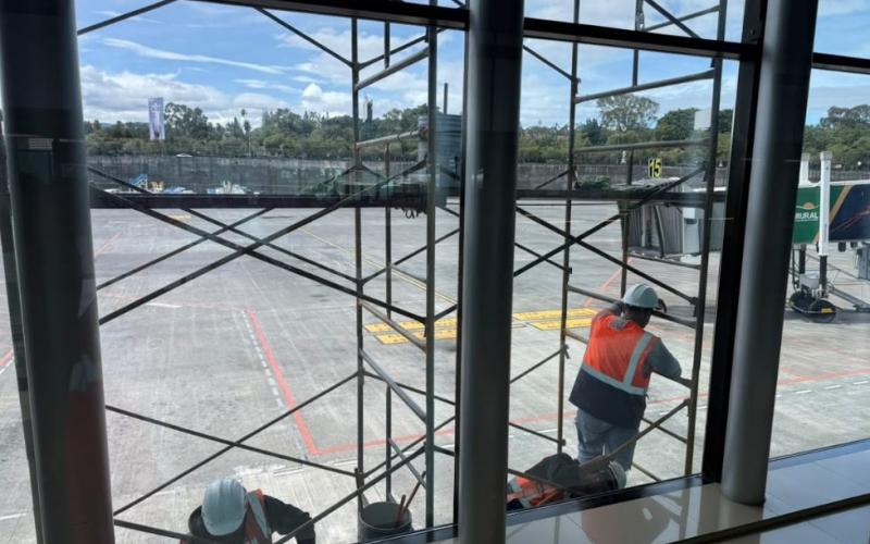Aeropuerto La Aurora renueva sus vidrios para brindar una mejor experiencia a los pasajeros