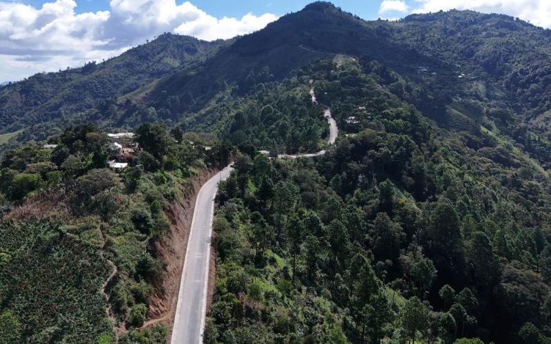 CIV recupera conexiones viales en seis departamentos con más de 14 proyectos