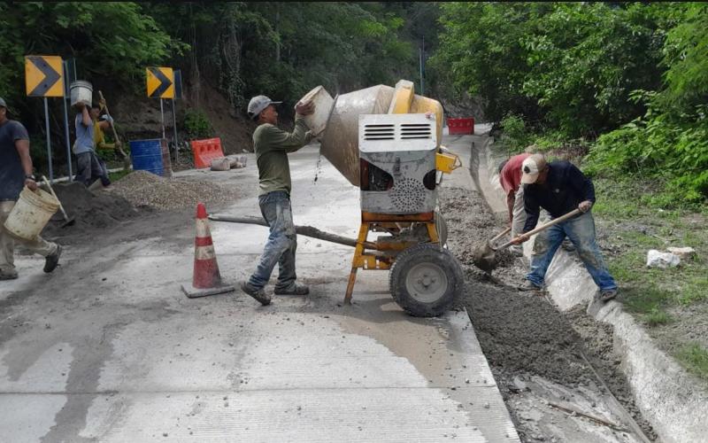 Avanzan trabajos de pavimentación y protección vial en Marajuma, El Progreso