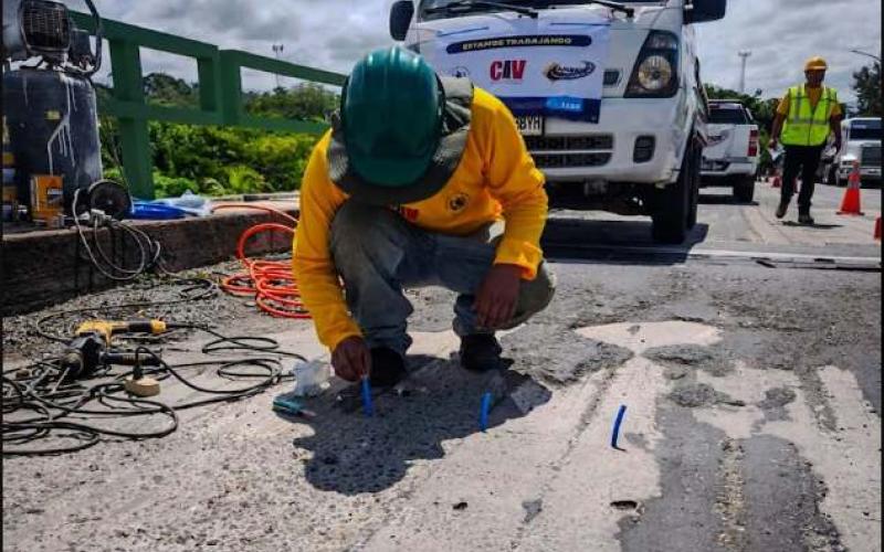 Reparan fisuras en puente Río Dulce como parte de su rehabilitación