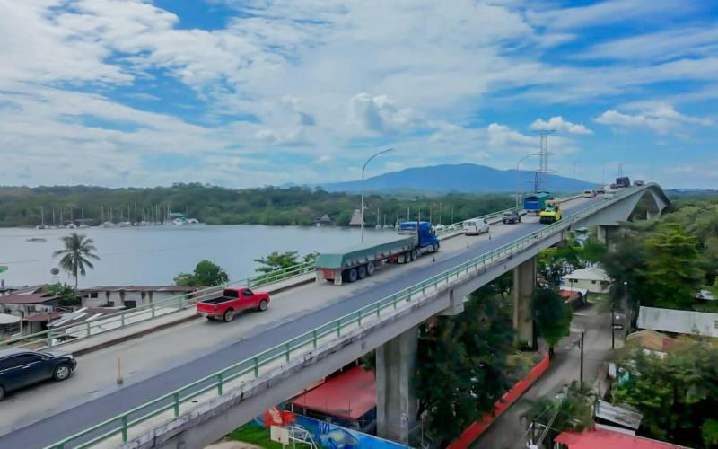  Rehabilitación del puente Río Dulce avanza para mejorar la movilidad entre Izabal y Petén
