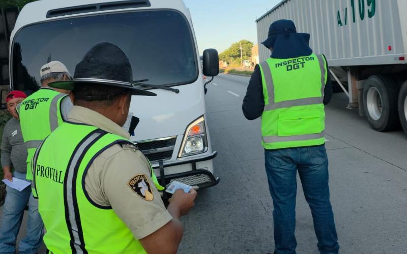 Verifican 165 vehículos en carreteras durante operativos interinstitucionales