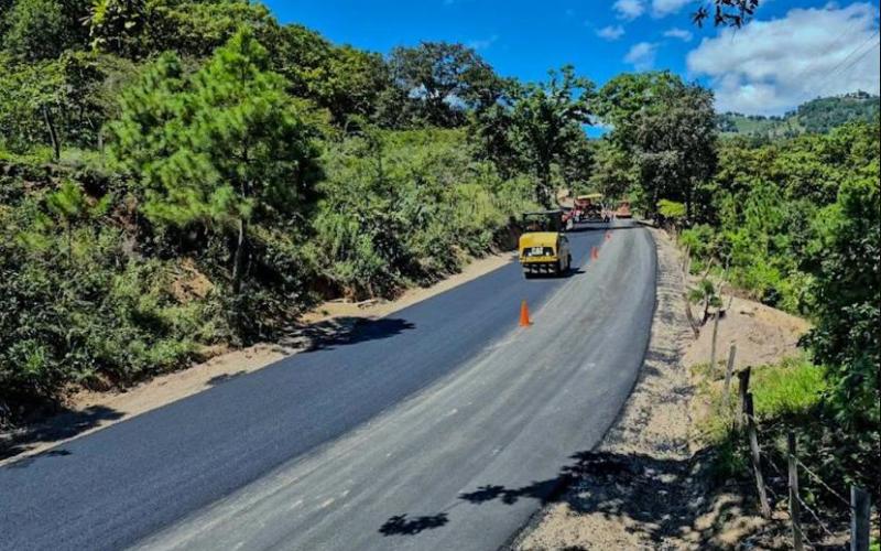 ¡Más de 21 mil personas tendrán mejores caminos en San Carlos Alzatate!