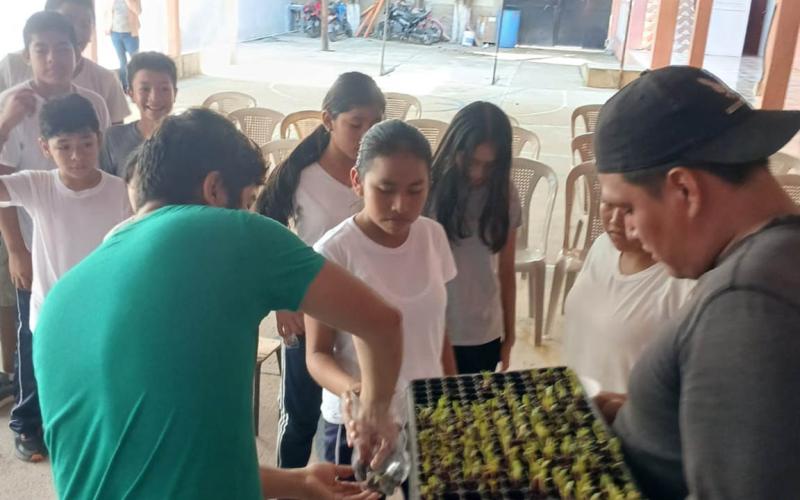 Entregan 300 pilones de hortalizas a alumnos de San Diego para promover el autoconsumo