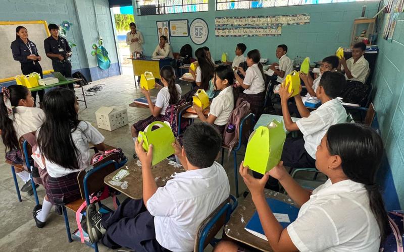 Escolares de Morales se capacitan en el cuidado responsable de proyectos avícolas