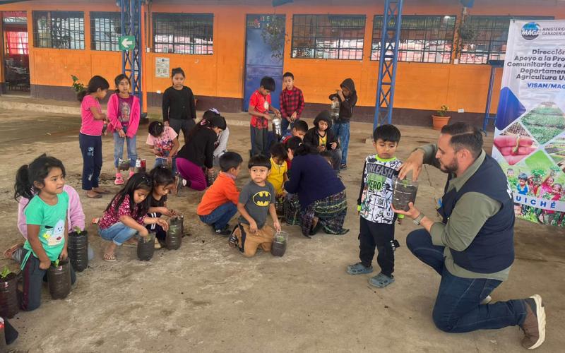 Huerto escolar pedagógico permite aprendizaje de agricultura familiar