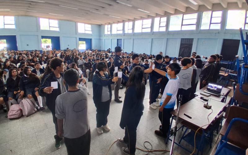 Más de 500 estudiantes de zona 17 aprendenden seguridad vial