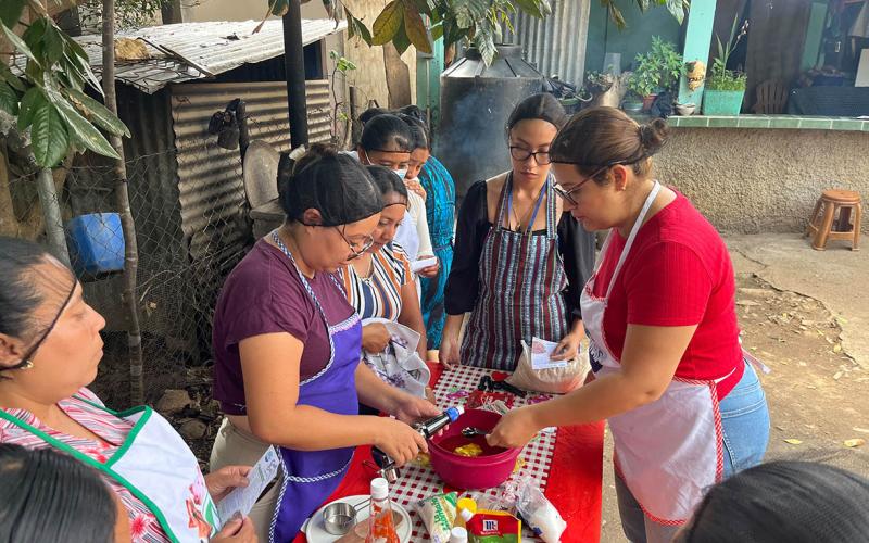 Familias de Baja Verapaz aprenden la transformación de alimentos para impulsar emprendimientos