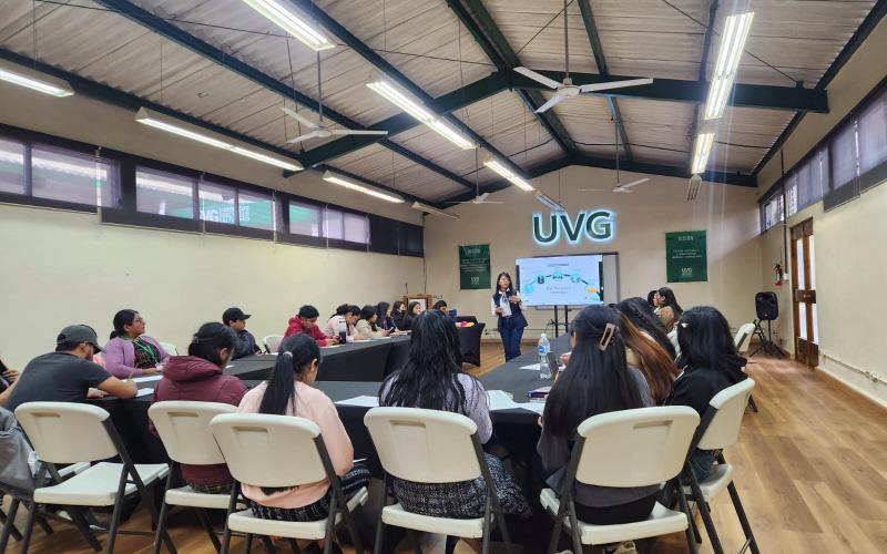 Estudiantes universitarios de Sololá reciben orientación laboral