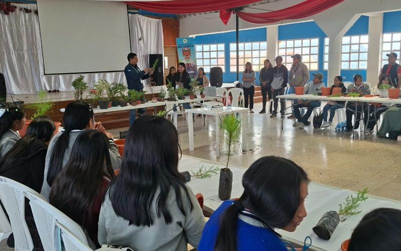 Promueven emprendimientos ornamentales con juventud rural de Huehuetenango