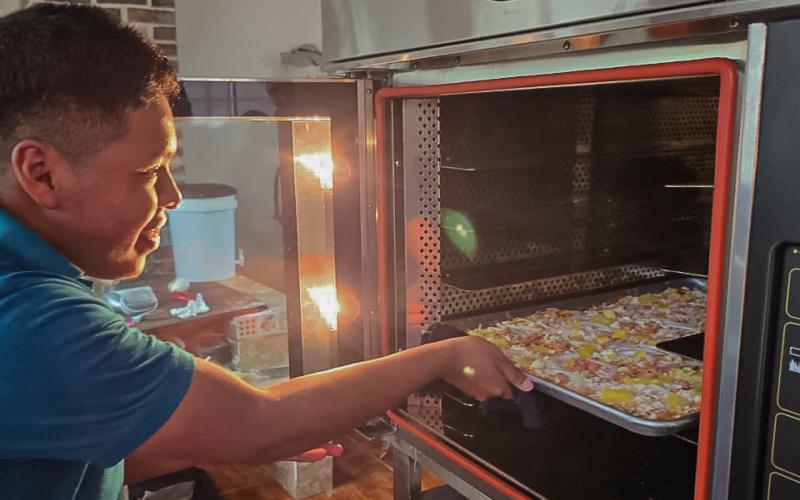 Jóvenes de Quédate ponen manos a la masa 