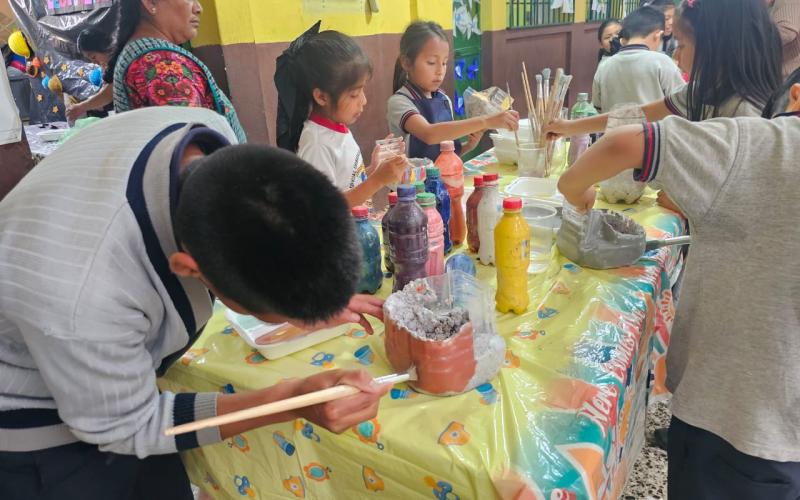 Niñez kaqchikel transforma materiales reciclables en arte e inclusión social