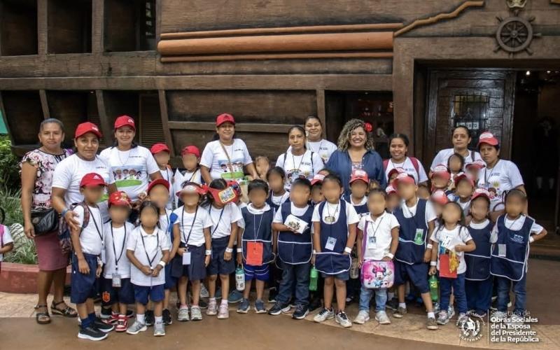 Dra. Zulma Calderón comparte con los niños de Hogares Comunitarios en su día. 