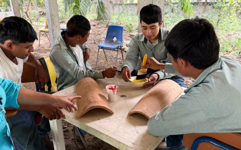 Jóvenes de Jocotán promueven el valor de la indumentaria maya Ch’orti’ a través del arte en barro