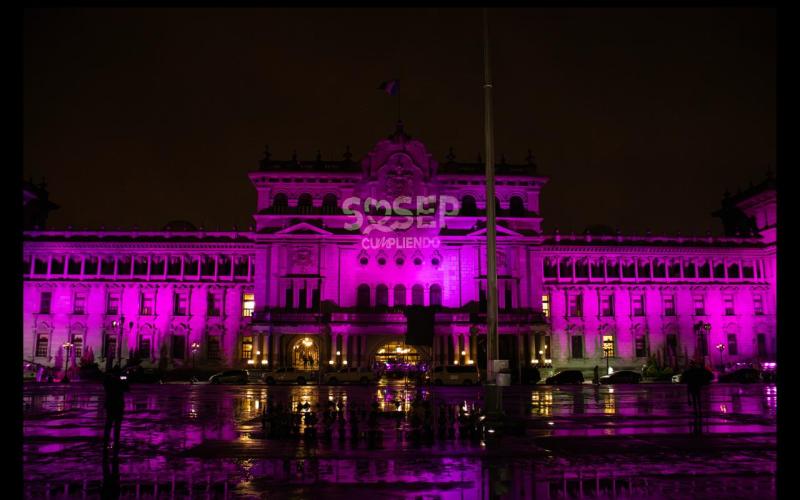 Palacio Nacional de la Cultura iluminado de color Rosa por el día de la lucha contra el cáncer de mama.