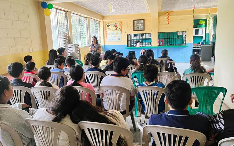 Estudiantes de San Miguel Petapa aprenden sobre tenencia responsable y bienestar animal 