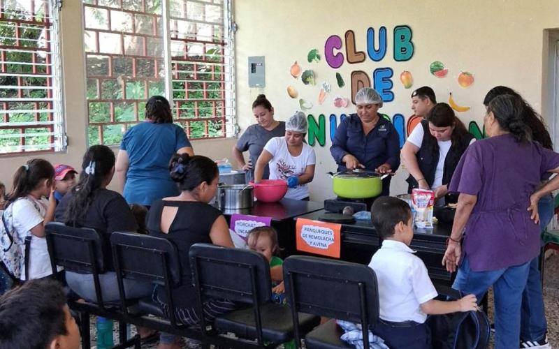 Capacitan a madres de familia en preparación de recetas nutritivas 