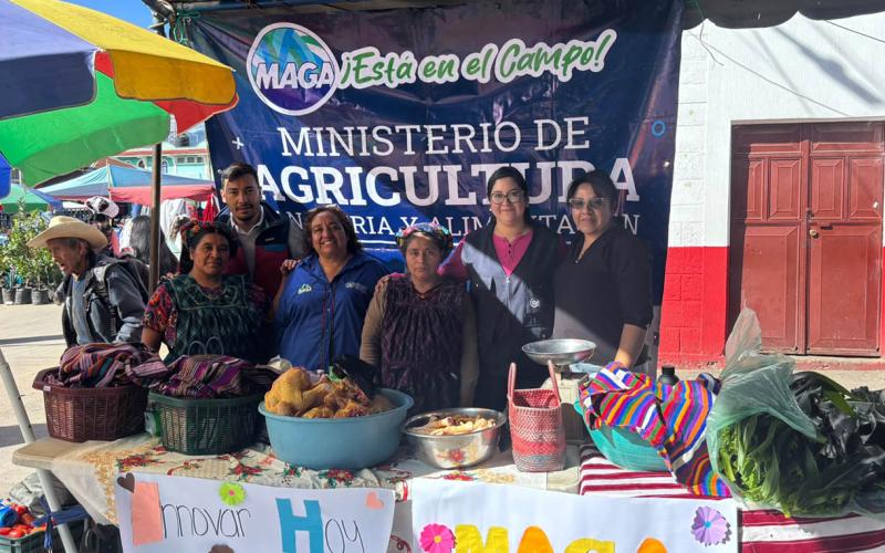 Emprendedores de Cajolá reciben apoyo y conocen de alimentación saludable
