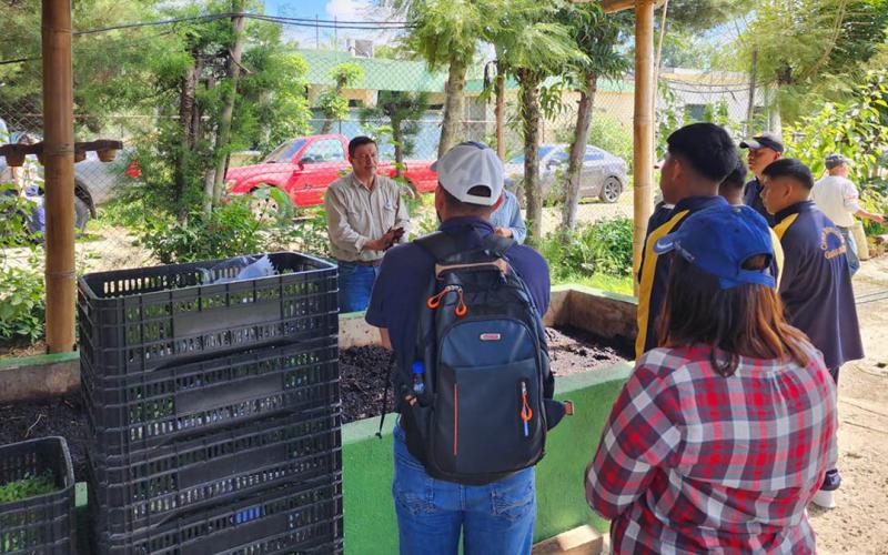 Jóvenes exploran la producción agropecuaria y la alimentación saludable