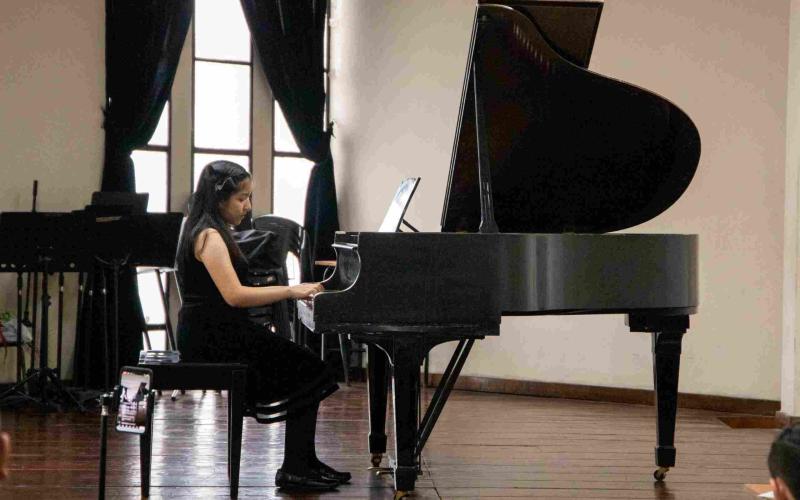 El piano Steinway del Conservatorio Nacional de Música vuelve a sonar tras su reconstrucción
