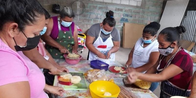 Mujeres aprenden repostería 