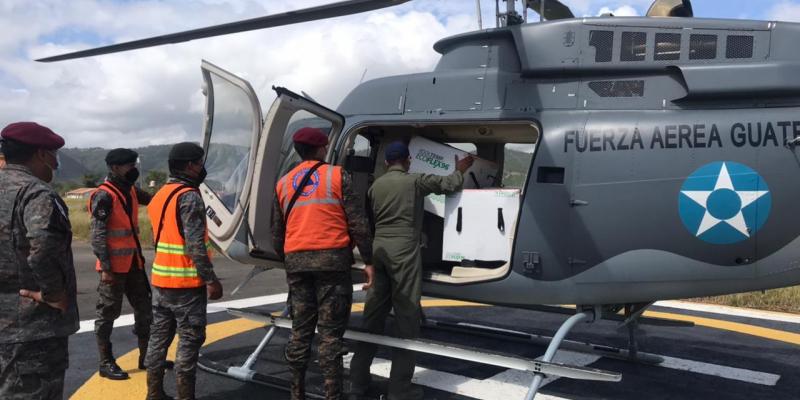 Personal militar cargando aeronave previo al traslado de dosis de vacunas.