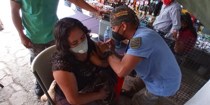 Vacunación en terminal de Huehuetenango.