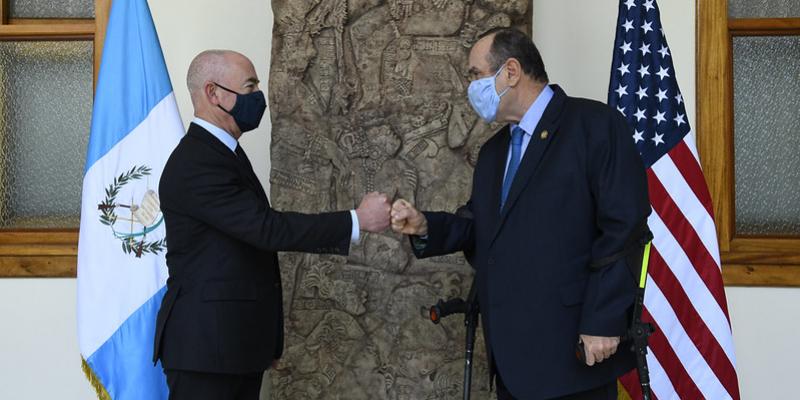 Presidente Giammattei con el Secretario  Mayorkas.