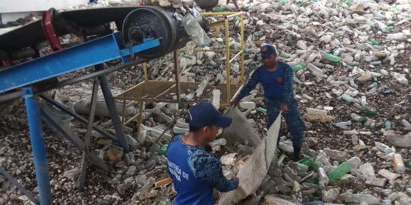Personal del Ministerio de Ambiente y el Ejército de Guatemala trabajan en la clasificación de desechos retirados del río Motagua.
