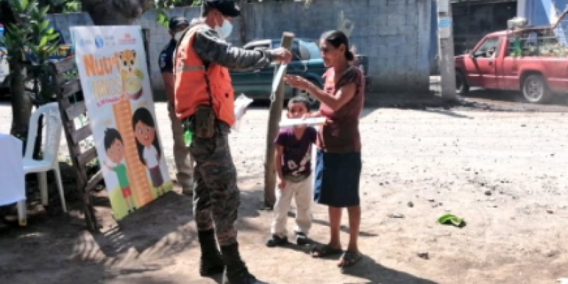 Ejército de Guatemala apoya entrega de alimento fortificado para niños en Escuintla