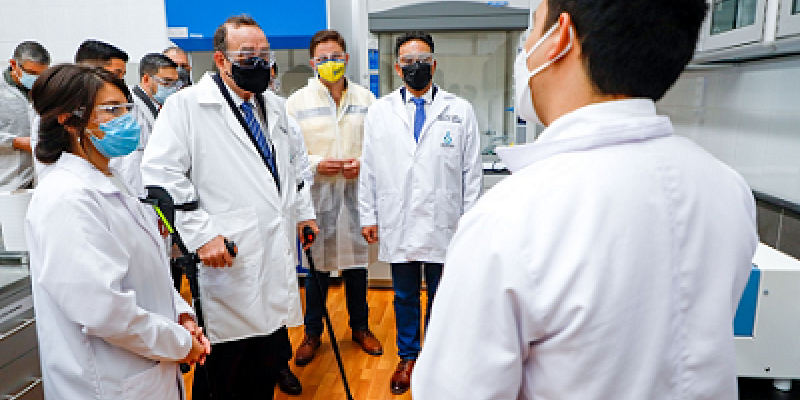 El presidente de Guatemala, Dr. Alejandro Giammattei, recorrió las instalaciones del nuevo Laboratorio del Agua del MARN.