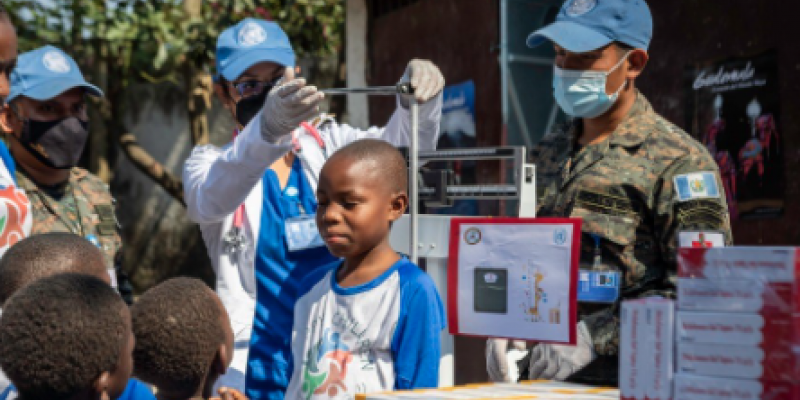 Contingente de Fuerzas Especiales del Ejército de Guatemala comparten con niños de la República Democrática del Congo