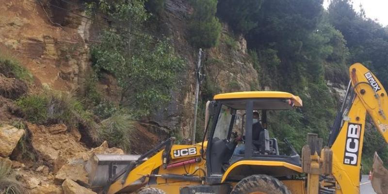 Limpieza por derrumbe en carretera ubicada en el departamento de Totonicapán.
