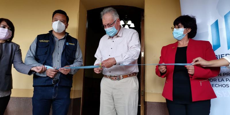El director ejecutivo de COPADEH, Rigoberto Casasola, con el corte de la cinta simbólica, inauguró la nueva sede regional en Huehuetenango