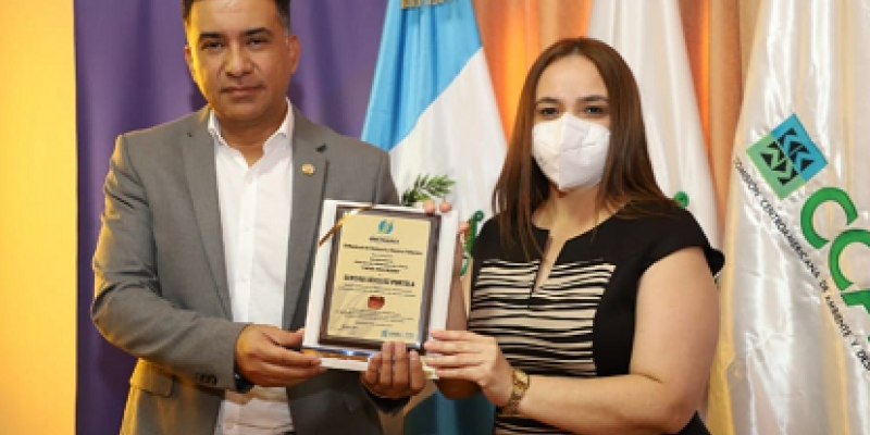 Ministro de Ambiente y Recursos Naturales, Mario Rojas Espino, entrega premio Protector de la Naturaleza