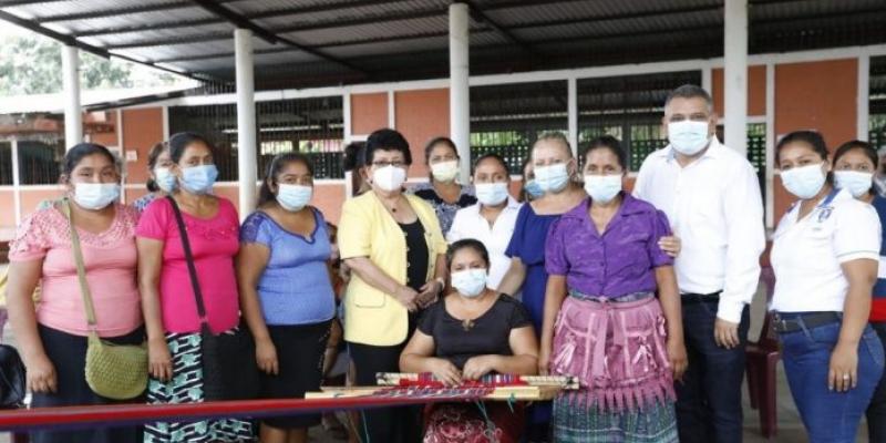 Grupos de señoras mostraron lo que han aprendido y que luego venden para ayudar a sus familias.
