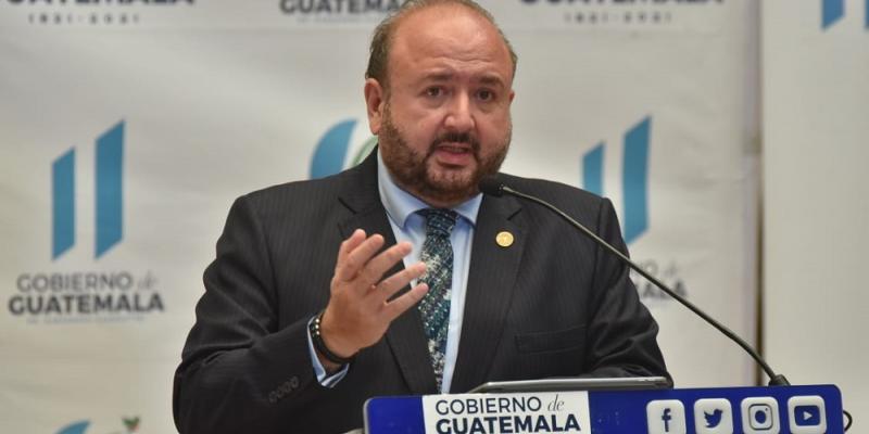 El Ministro de Economía, Antonio Malouf, se dirige a representantes de medios de información durante la conferencia de prensa semanal, ofrecida en el Palacio Nacional de la Cultura.