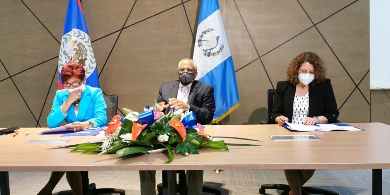 De Izq. a Der. se observa a la Embajadora Amalia Mai, al Ministro de Relaciones Exteriores,  Comercio e Inmigración, Eamon Courtney; y la Viceministra  de Integración y Comercio Exterior, Edith de Molina.