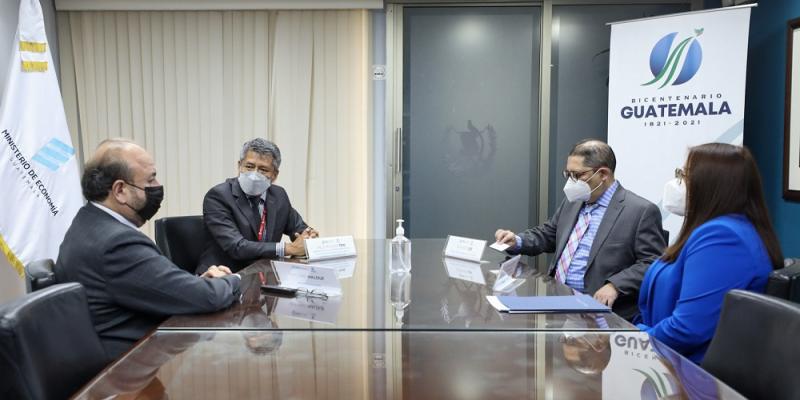 Autoridades de CISP y del Mineco, durante la reunión previa a la firma.
