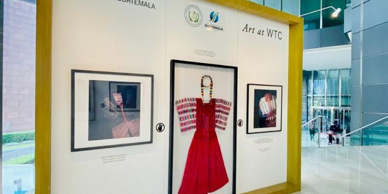 Exposición de trajes regionales en Indonesia
