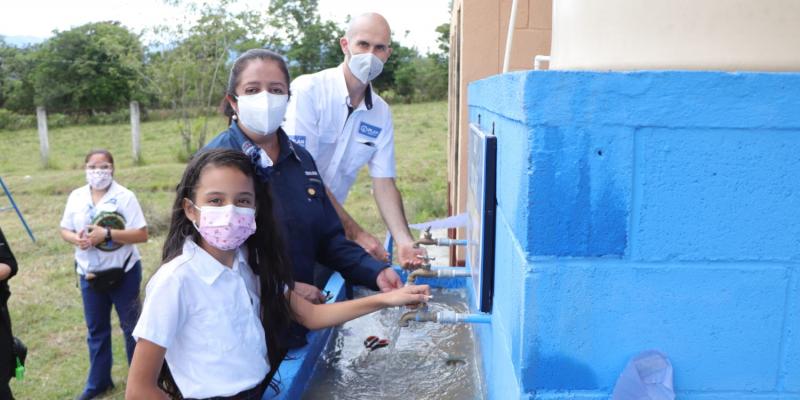 Ministra Claudia Ruíz monitorea  escuelas de Baja Verapaz
