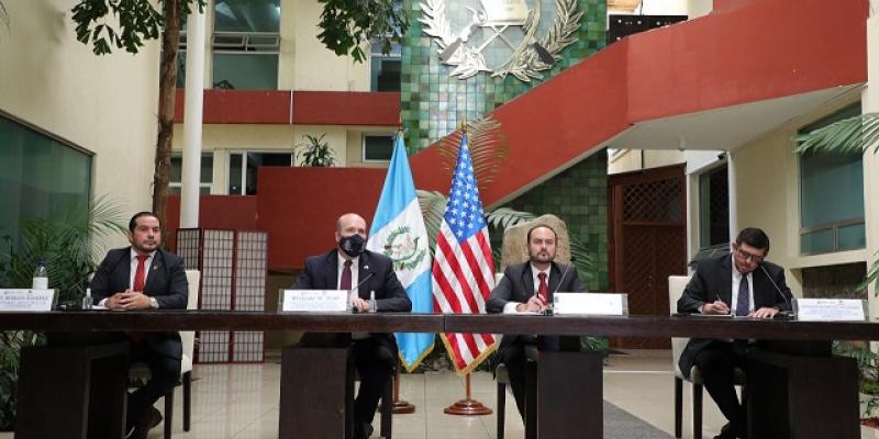 Conferencia de prensa en el Minex