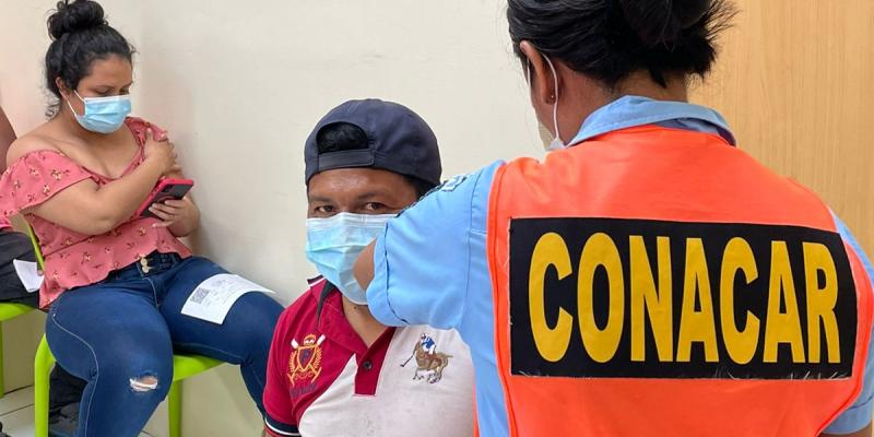Personal militar apoya el puesto de vacunación contra el COVID-19, que inició a operar en el centro comercial Pradera Puerto Barrios, Izabal