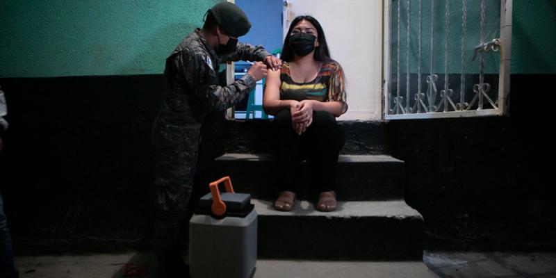 vacunación de casa en casa en zona 5