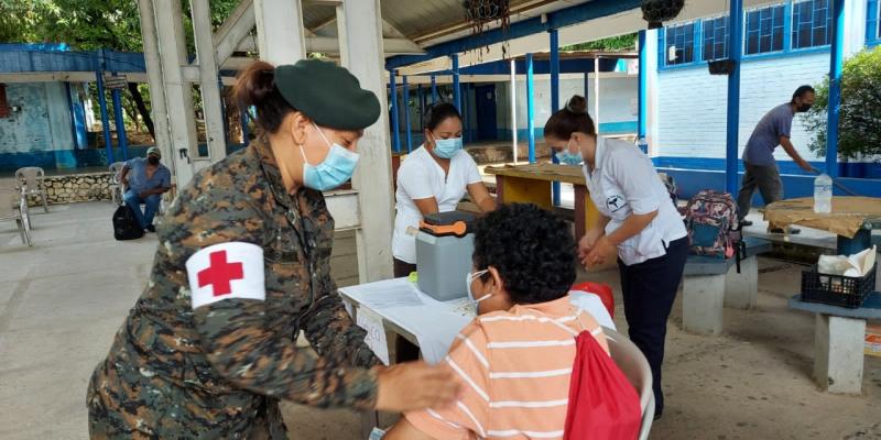 Soldados colaboran con la inmunización en el puesto de vacunación en Zacapa