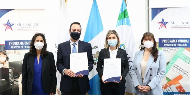 Autoridades de PRONACOM, Programa Umbral de la MCC y Empresarios por la Educación durante firma de convenio