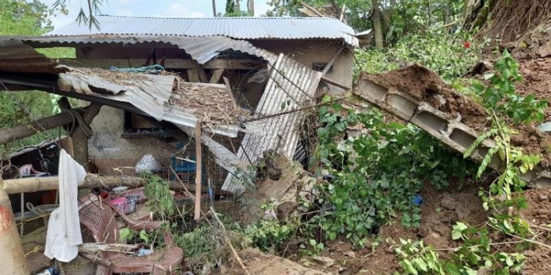 Daños severos en vivienda, debido a un deslizamiento de tierra registrado en el caserío El Zapote, San Sebastián, Retalhuleu.