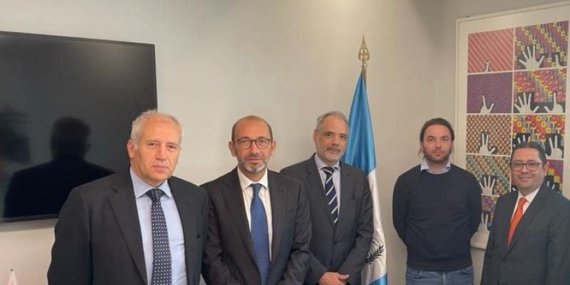 De izquierda a derecha se observa a Roberto Sterza, gerente de ventas de Passion 4 Mobility (P4M); Enrico Calabretta, Consul de Guatemala en Milano; Luis Carranza, Embajador de Guatemala en Italia; Lorenzo Datei, de Packint Chocolate Machines y Sigfrido Lee, Viceministro de Desarrollo de la MIPYME.