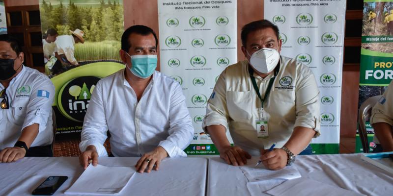 Ing. Rony Granados del INAB firma convenios con municipalidades por el desarrollo sostenible de los bosques. 