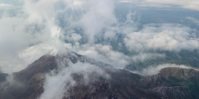 Vista al volcán Santiaguito. Foto de archivo.